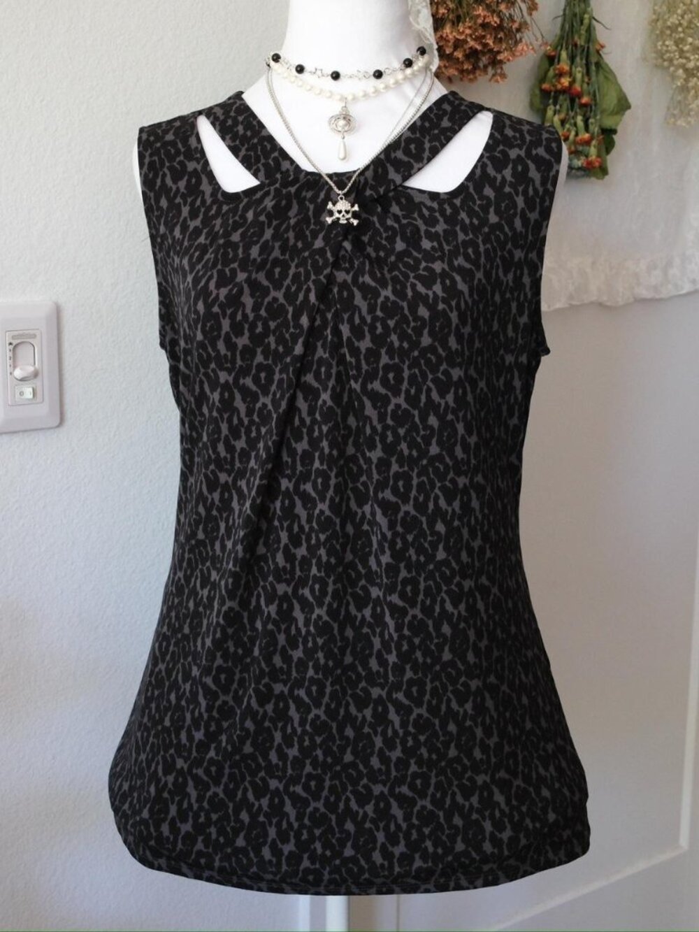 41 Hawthorn Black and Gray Leopard Cutout Print Tank Top
